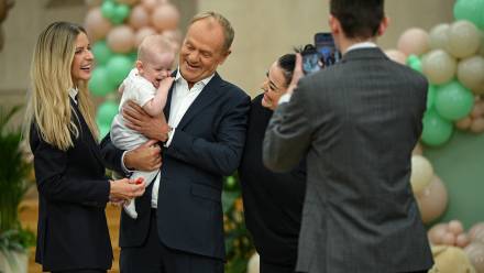 Premier Donald Tusk (C) oraz wiceminister rodziny, pracy i polityki społecznej Aleksandra Gajewska (L) biorą udział w siedzibie Kancelarii Prezesa Rady Ministrów w Warszawie, 1 bm., w wydarzeniu z okazji 2. urodzin programu in vitro. Fot. PAP/Marcin Obara