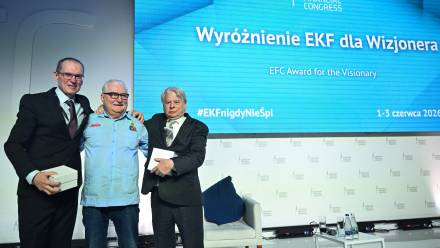 Senator KO Bogdan Borusewicz oraz dziennikarz Andrzej Poczobut (L) odebrali z rąk byłego prezydenta RP Lecha Wałęsy Nagrodę Rewolucjonista-Wizjoner. Fot. PAP/Adam Warżawa