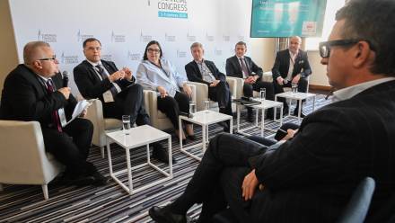 Debata organizowana w Sopocie przez PAP Biznes pt. „Local content w sektorze finansowym – między suwerennością a efektywnością”. Fot. PAP/	Andrzej Jackowski