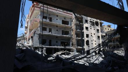 Zniszczone budynki w Libanie po izraelskim ataku, fot. PAP/EPA/WAEL HAMZEH