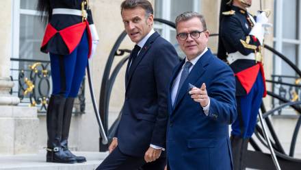 Prezydent Francji Emmanuel Macron i premier Finlandii Petteri Orpo. Fot. PAP/EPA/CHRISTOPHE PETIT TESSON