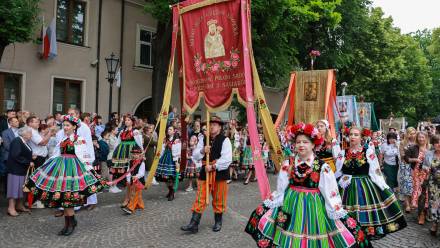Procesja Bożego Ciała w Łowiczu. Fot. PAP/Marian Zubrzycki