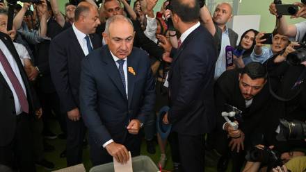 Premier Armenii Nikol Paszynian podczas w lokalu wyborczym, fot. PAP/EPA/PHOTOLURE