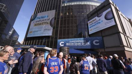 Kibice przed halą Madison Square Garden. Fot. EPA/SARAH YENESEL