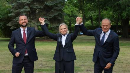 Premier Donald Tusk, senator Monika Piątkowska, wicepremier,  prezes PSL Władysław Kosiniak-Kamysz. Fot. PAP/	Paweł Supernak