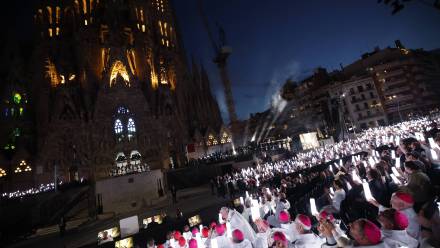 Msza została odprawiona w 100. rocznicę śmierci Antoniego Gaudiego, autora projektu bazyliki. Fot. PAP/EPA/ALBERTO ESTEVEZ