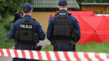  Funkcjonariusze policji w pobliżu miejsca strzelaniny przy ulicy Królowej Jadwigi w Białej Podlaskiej. Fot. PAP/Wojtek Jargiło