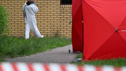 Służby w pobliżu miejsca strzelaniny przy ulicy Królowej Jadwigi w Białej Podlaskiej, fot. PAP/Wojtek Jargiło