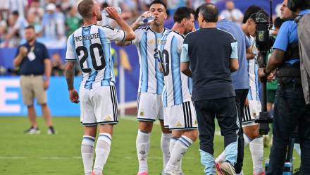 Piłkarze reprezentacji Argentyny podczas przerwy na nawodnienie, fot. PAP/EPA/AMY KONTRAS