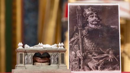 Szczątki królewskie Bolesława Chrobrego zaprezentowane w Złotej Kaplicy Katedry Poznańskiej. Fot. PAP/Jakub Kaczmarczyk