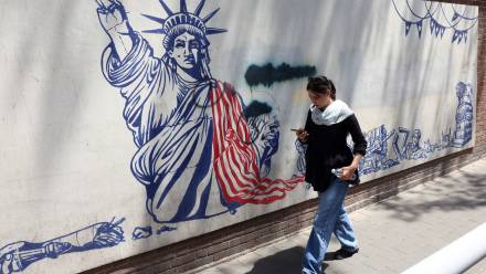 Mural w Teheranie Fot. PAP/EPA/ABEDIN TAHERKENAREH