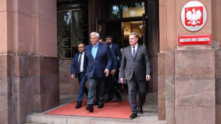 Szef MSZ Ukrainy Andrij Sybiha (2L) i ambasador Ukrainy w Polsce Wasyl Bodnar (L) po spotkaniu z wicepremierem, szefem MSZ Radosławem Sikorskim w siedzibie Ministerstwa Spraw Zagranicznych w Warszawie Fot. PAP/Albert Zawada