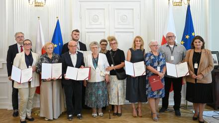 Prezes Towarzystwa Przyjaciół Ratowic Beata Jagielska (P) podczas wręczenia not identyfikacyjnych rodzinom ofiar zbrodni wołyńskiej w Puźnikach. Fot. PAP/Marcin Obara