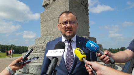 Ambasador Ukrainy w Polsce Wasyl Bodnar podczas wypowiedzi dla mediów przed Pomnikiem Zwycięstwa Grunwaldzkiego. Fot. PAP/Tomasz Waszczuk