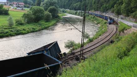 Wykolejony pociąg towarowy na linii kolejowej nr 96 na odcinku Wierchomla – Piwniczna. Fot. PAP/Grzegorz Momot