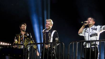 Take That podczas występu w 2017 r. Od lewej: Howard Donald, Gary Barlow, Mark Owen. Źródło: Wikipedia Commons/Marc E.