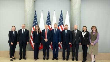 W spotkaniu wzięli udział m.in. minister cyfryzacji Krzysztof Gawkowski, wiceszef resortu Dariusz Standerski oraz ambasador USA w Polsce Tom Rose. Fot. X/MI