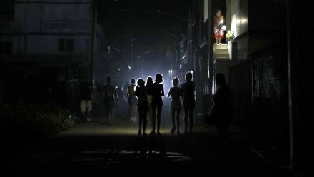 Blackout w Hawanie, stolicy Kuby. Fot. PAP/EPA/ERNESTO MASTRASCUSA 