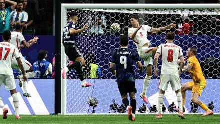 Lautaro Martinez strzelający gola. Fot. EPA/RONALD WITTEK