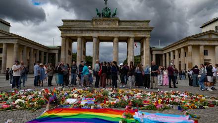 Upamiętnienie ofiary oraz rannych ataku na paradę równości w Berlinie. Fot. PAP/EPA/FILIP SINGER 