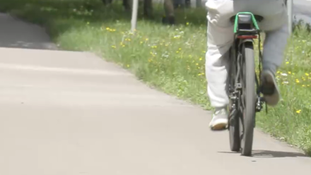 Policja: na drogach przybywa pojazdów, które tylko przypominają rowery. Fot. PAP