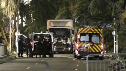 Karetka i policja po ataku ciężarówki na Promenade des Anglais w Nicei w 2016 r. Fot. PAP/EPA/FRANCK FERNANDES