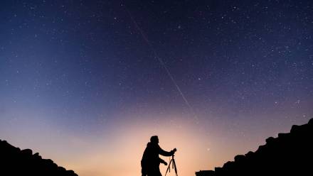 Satelity Starlink widoczne na niebie. Fot. PAP/EPA/Peter Komka 
