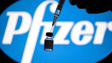 Spór o szczepionki firmy Pfizer uderzył w  PAŻP.  Fot. PAP/	Łukasz Gągulski