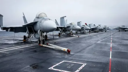 Samoloty F-18 na pokładzie lotniskowca USS Gerald R. Ford. Fot. EPA/STEPHANIE LECOCQ