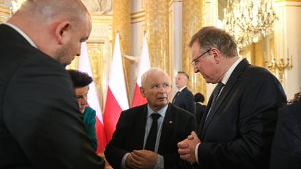 Prezes PiS Jarosław Kaczyński (C) oraz były prezes TVP Jacek Kurski, fot. PAP/Marcin Obara
