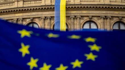 Flaga Ukrainy i EU (zdjęcie ilustracyjne). Fot. EPA/MARTIN DIVISEK