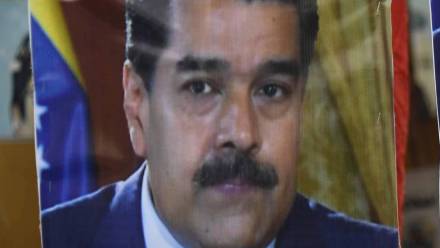 Fragment transparentu z Nicolasem Maduro Fot. PAP/EPA/SHAHZAIB AKBER