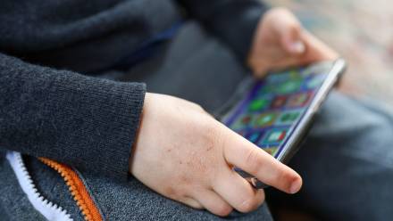 Smartfon w rękach dziecka - zdjęcie ilustracyjne. Fot. PAP/Szymon Pulcyn