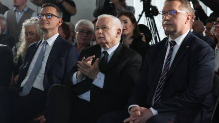 Mateusz Morawiecki, Jarosław Kaczyński, Przemysław Czarnek. Fot. PAP/Albert Zawada