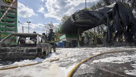 Zniszczona stacja benzynowa na Ukrainie, fot. PAP/EPA/SERGEY KOZLOV