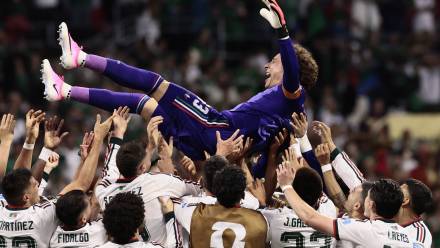 Guillermo Ochoa i reprezentacja Meksyku po meczu z Czechami na MŚ, fot. PAP/EPA/EFE/JOSE MENDEZ