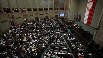 Posłowie na sali plenarnej Sejmu. Fot. PAP/Marcin Obara