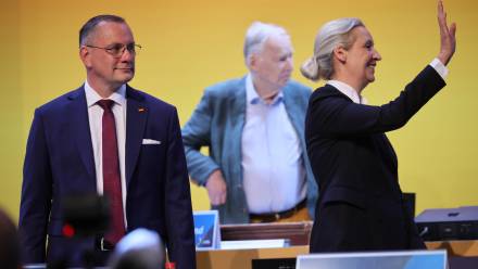 Współprzewodniczący AfD Tino Chrupalla i Alice Weidel. Fot. PAP/EPA/HANNIBAL HANSCHKE