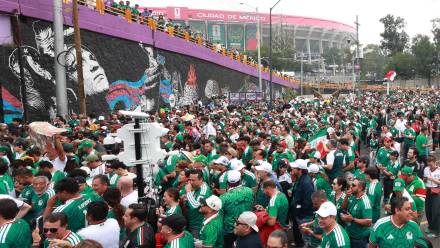 Meksykańscy kibice przed Stadionem Azteca. Fot. EPA/MARIO GUZMAN