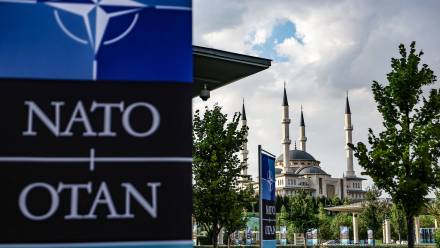 Baner NATO w Ankarze. Fot. PAP/EPA/FILIP SINGER
