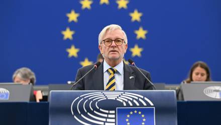 Sprawozdawca, europoseł Michael Gahler. Fot. PAP/Wiktor Dąbkowski