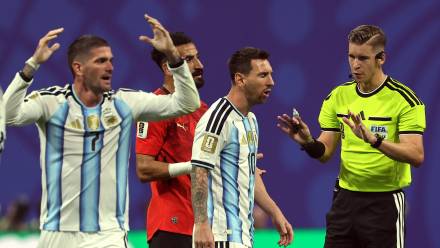 Sędzia meczu Argentyna-Egipt - Fot. PAP/EPA/CRISTOBAL HERRERA-ULASHKEVICH