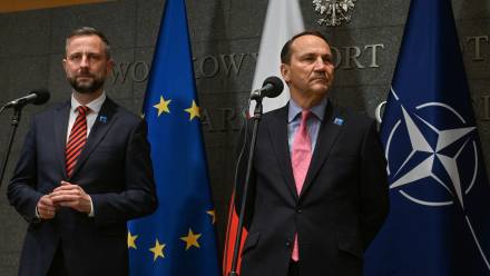 Wicepremierzy: minister obrony narodowej Władysław Kosiniak-Kamysz oraz minister spraw zagranicznych Radosław Sikorski. Fot. PAP/Piotr Nowak