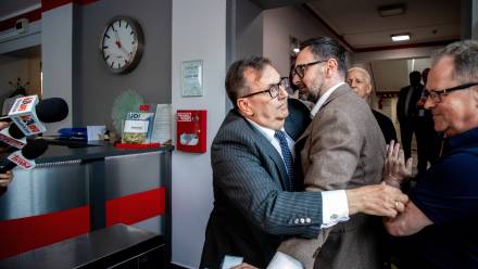 Europoseł Daniel Obajtek i prezes Solino Wojciech Kotlarek (L) podczas próby wtargnięcia do siedziby zakładów IKS Solino. Fot. PAP/Agnieszka Bielecka