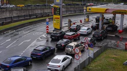 Niedobory paliw są efektem ukraińskich ataków na rosyjskie rafinerie i infrastrukturę naftową. Fot. PAP/EPA/	SERGEI ILNITSKY