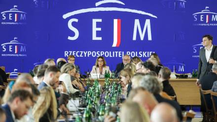 Posiedzenie Komisji Kultury, Dziedzictwa Narodowego i Środków Przekazu w Sejmie. Posłowie mają przeprowadzić wysłuchanie publiczne dotyczące rządowego projektu ustawy o zabezpieczeniu socjalnym osób wykonujących zawód artystyczny. Fot. PAP/Tomasz Gzell