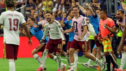 Reprezentacja Hiszpanii celebruje awans do finału MŚ. Fot. PAP/EPA/CHRISTOPHER NEUNDORF