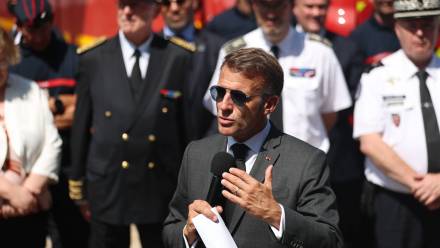 Prezydent Macron podczas wizyty w Fontainebleau. Fot. PAP/EPA/MOHAMMED BADRA / POOL