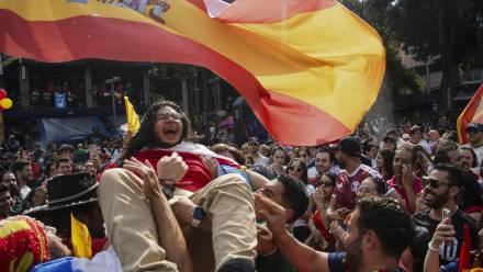 Celebracja hiszpańskich kibiców w Mexico City, fot. PAP/EPA/EFE/Tomas Perez