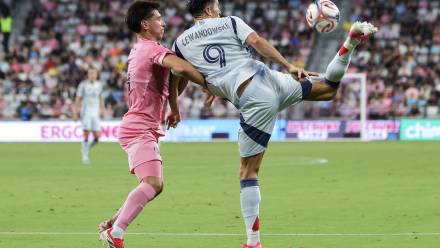 Robert Lewandowski i piłkarz Interu Miami Facundo Mura (z lewej), fot. PAP/EPA/CRISTOBAL HERRERA-ULASHKEVICH